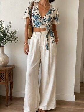 NWT En Crème Wrap Crop Floral Blouse
